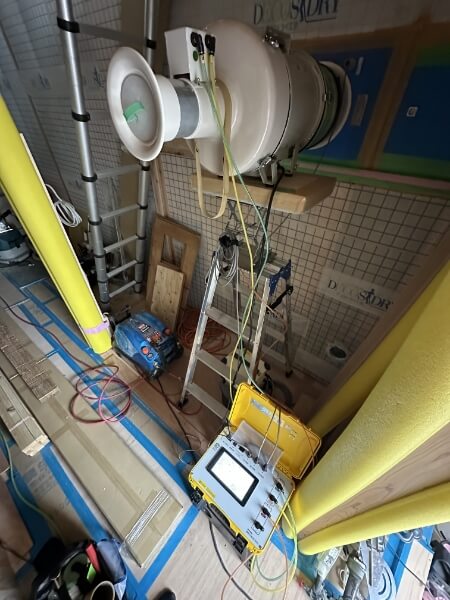 全棟気密検査を実施しています1
