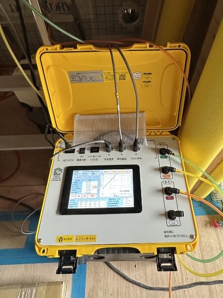 全棟気密検査を実施しています2