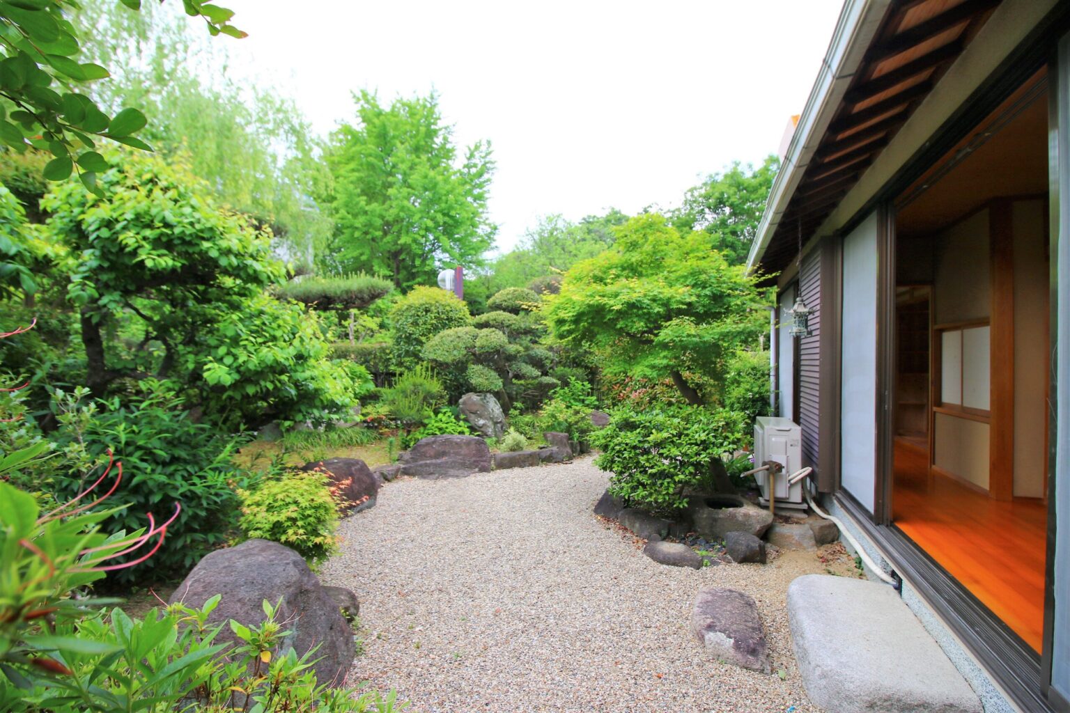 日本家屋の良さを活かしながら、現代の暮らしに合わせて再構築された大阪のおしゃれな平屋